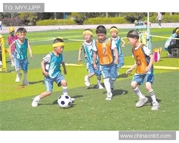 幼儿足球观察：探索小朋友们在球场上的成长与乐趣